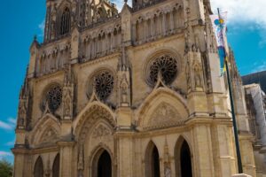 Cathédrale d'Orléans en journée avec un drapeau devant